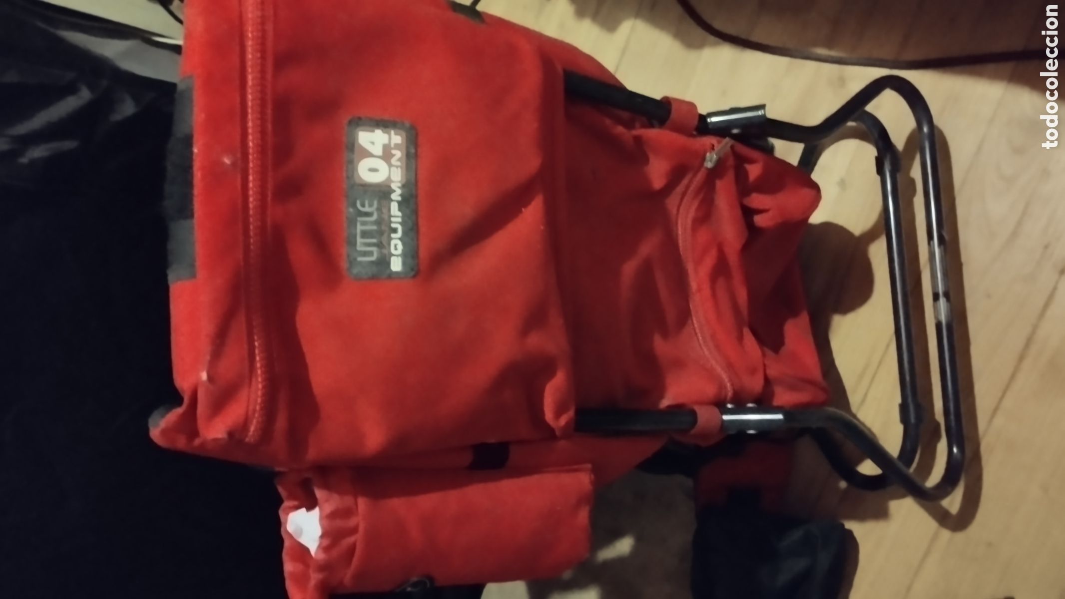Segunda mano: Mochila-silla portabebes de color rojo. - Foto 2