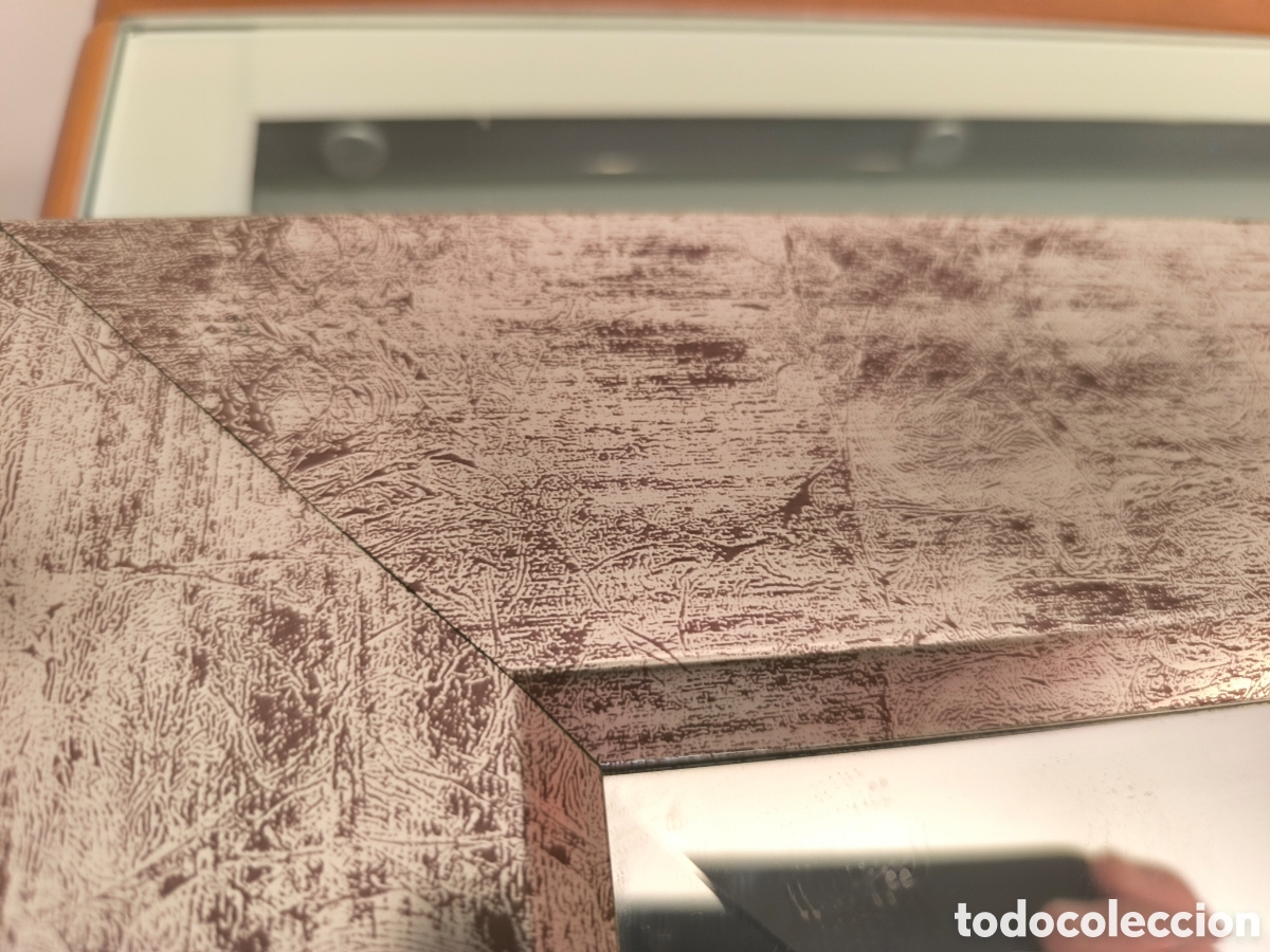 Segunda mano: Espejo biselado con marco de madera 52 x 43cm - Foto 3