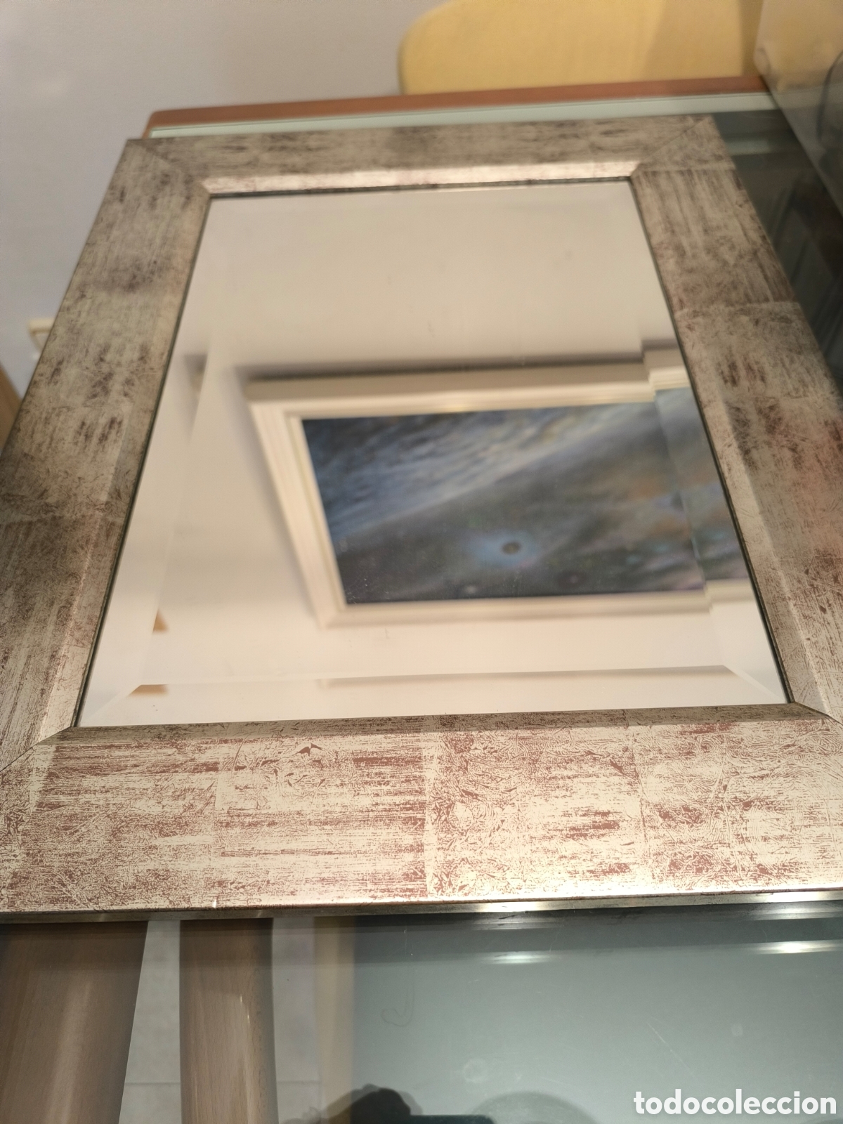 Segunda mano: Espejo biselado con marco de madera 52 x 43cm - Foto 1