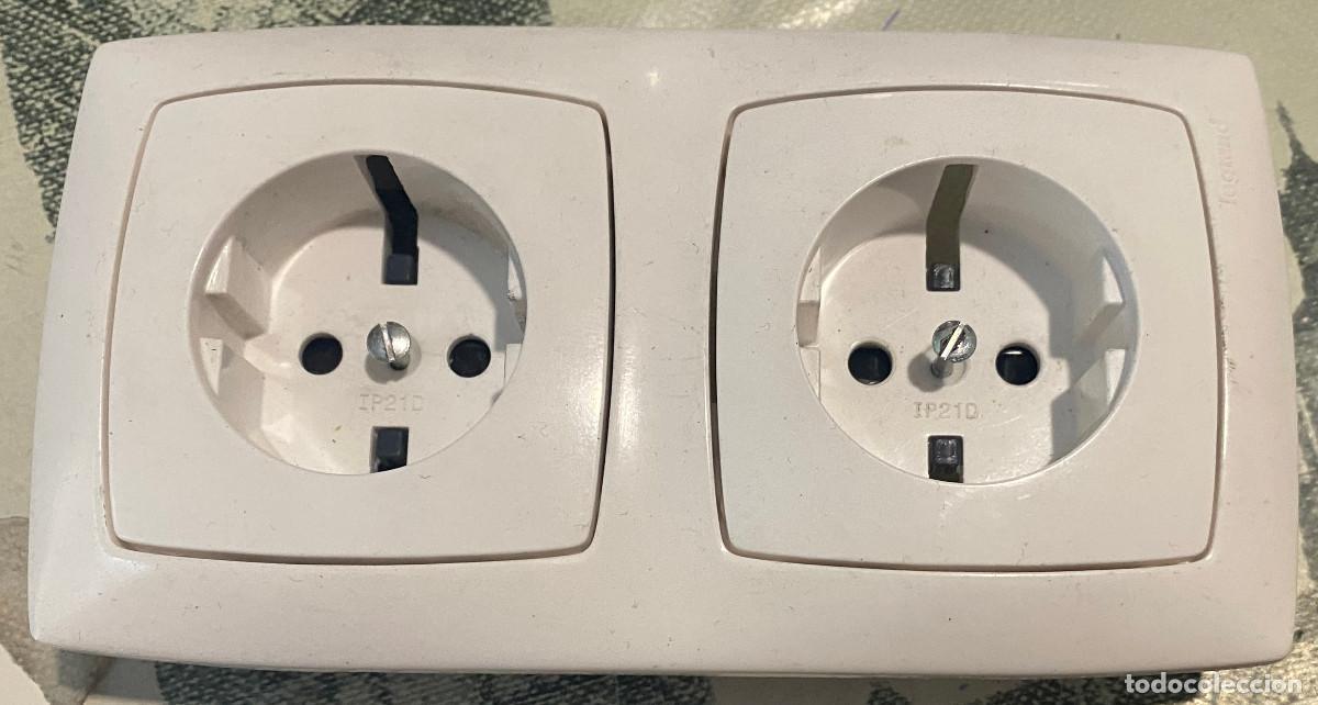 Segunda mano: Marco doble y 2 tapas para enchufes de pared. Marca Legrand. Como nuevos. - Foto 1