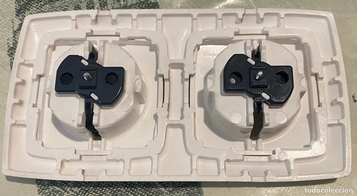 Segunda mano: Marco doble y 2 tapas para enchufes de pared. Marca Legrand. Como nuevos. - Foto 2