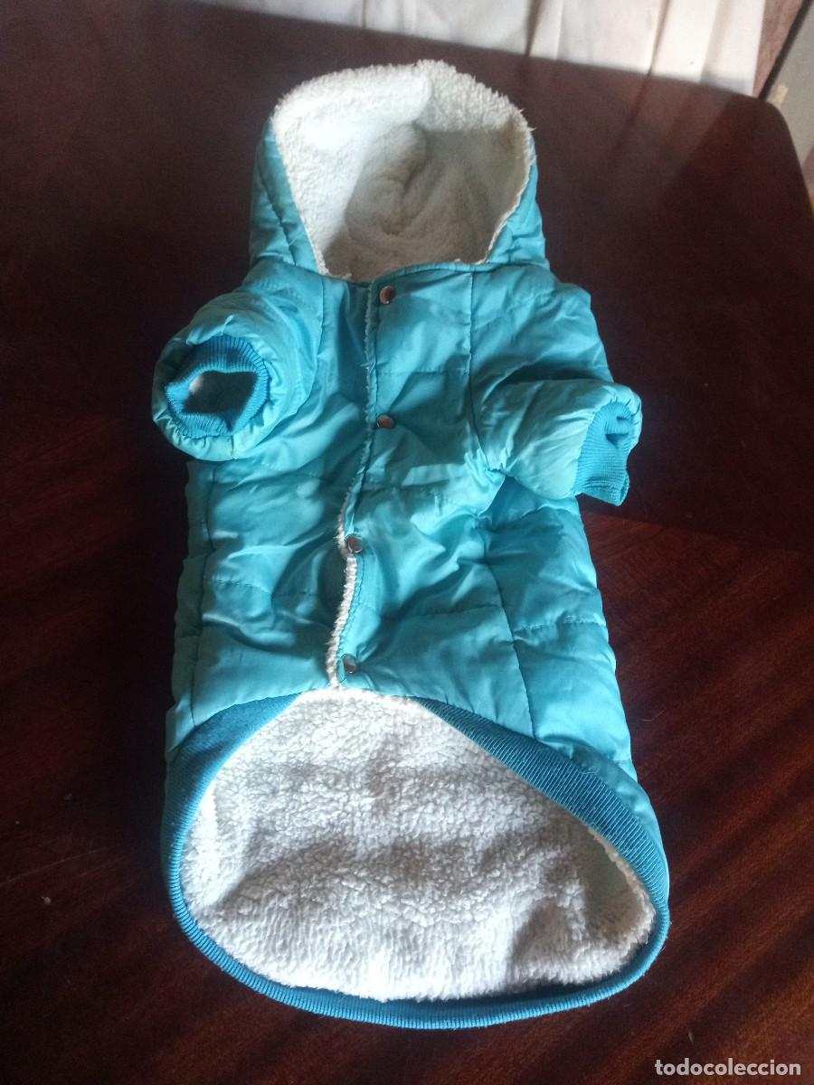 Segunda mano: Abrigo para perro con capucha. Azul. Huellas. Forro. 45 cm. - Foto 4