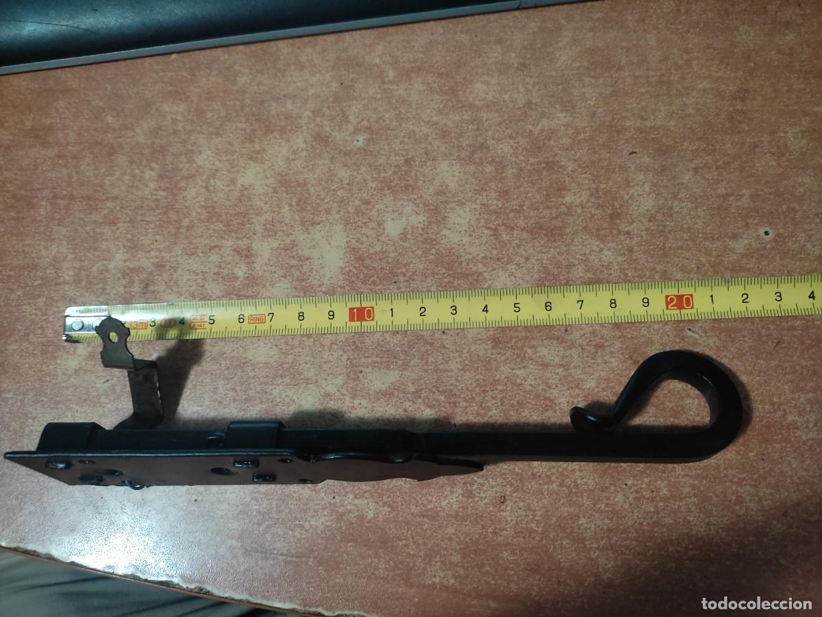 Segunda mano: Pestillo de Puerta. Hierro. Forja. Buen estado. - Foto 1