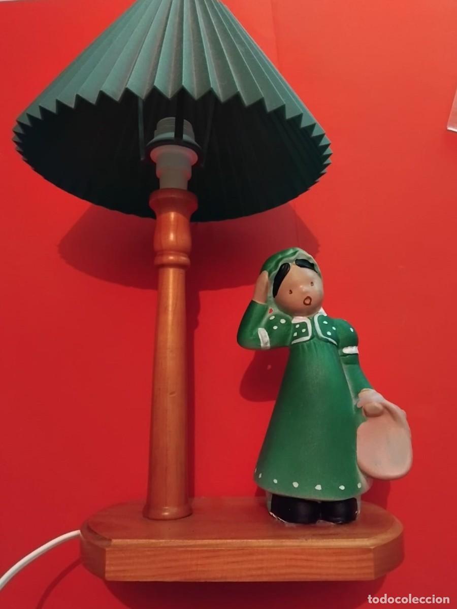 Segunda mano: L&aacute;mpara de mesa con figura de terracota - Foto 1