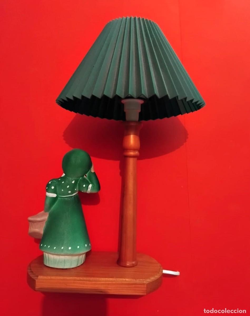 Segunda mano: L&aacute;mpara de mesa con figura de terracota - Foto 2