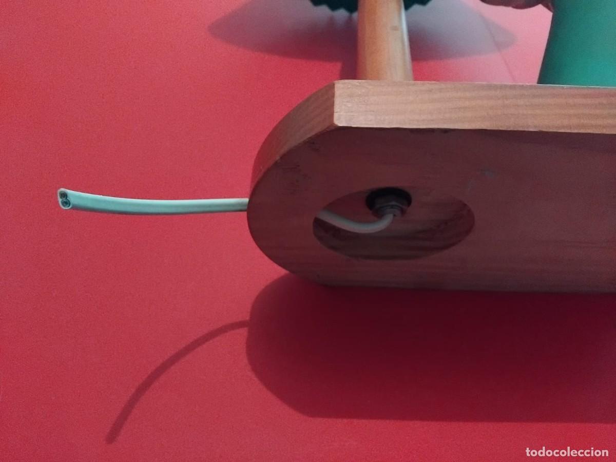 Segunda mano: L&aacute;mpara de mesa con figura de terracota - Foto 3