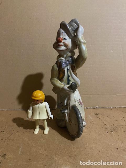 Segunda mano: Payaso monociclo porcel&aacute;nico 17 cm. - Foto 2
