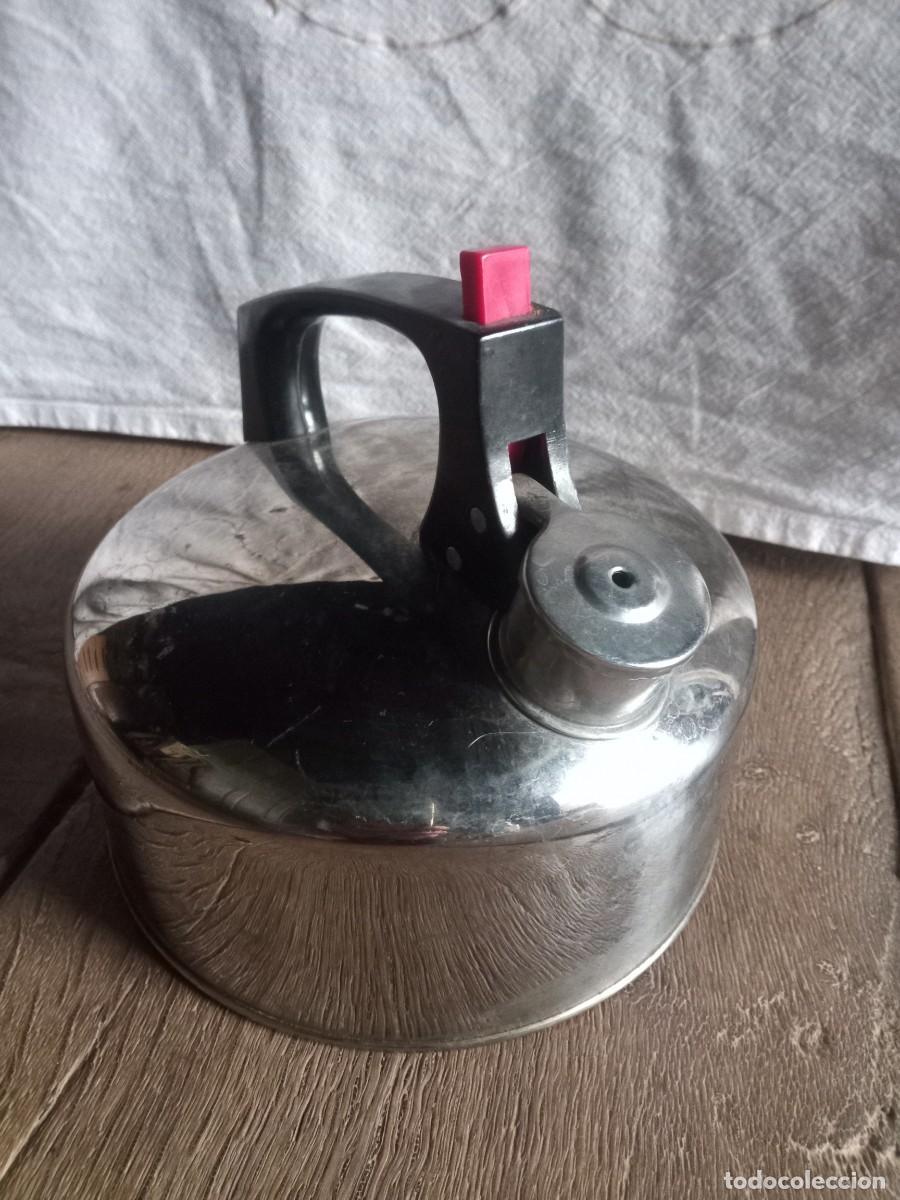 Segunda mano: Tetera hervidor, de acero inoxidable. Di&aacute;metro: 19 cm. - Foto 3