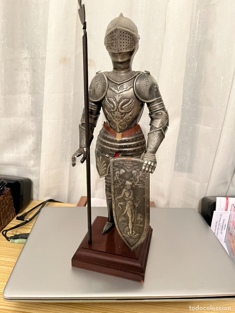 Segunda mano: armadura com 40 cm de alto en metal - Foto 1