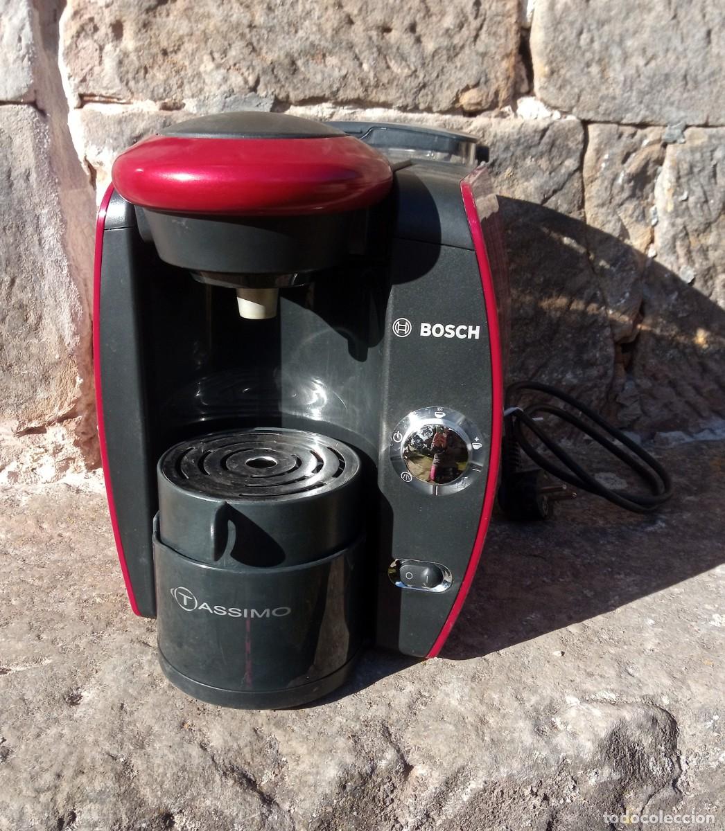 Segunda mano: Cafetera de c&aacute;psulas Bosch Tassimo Roja. Caf&eacute;. Funciona - Foto 1