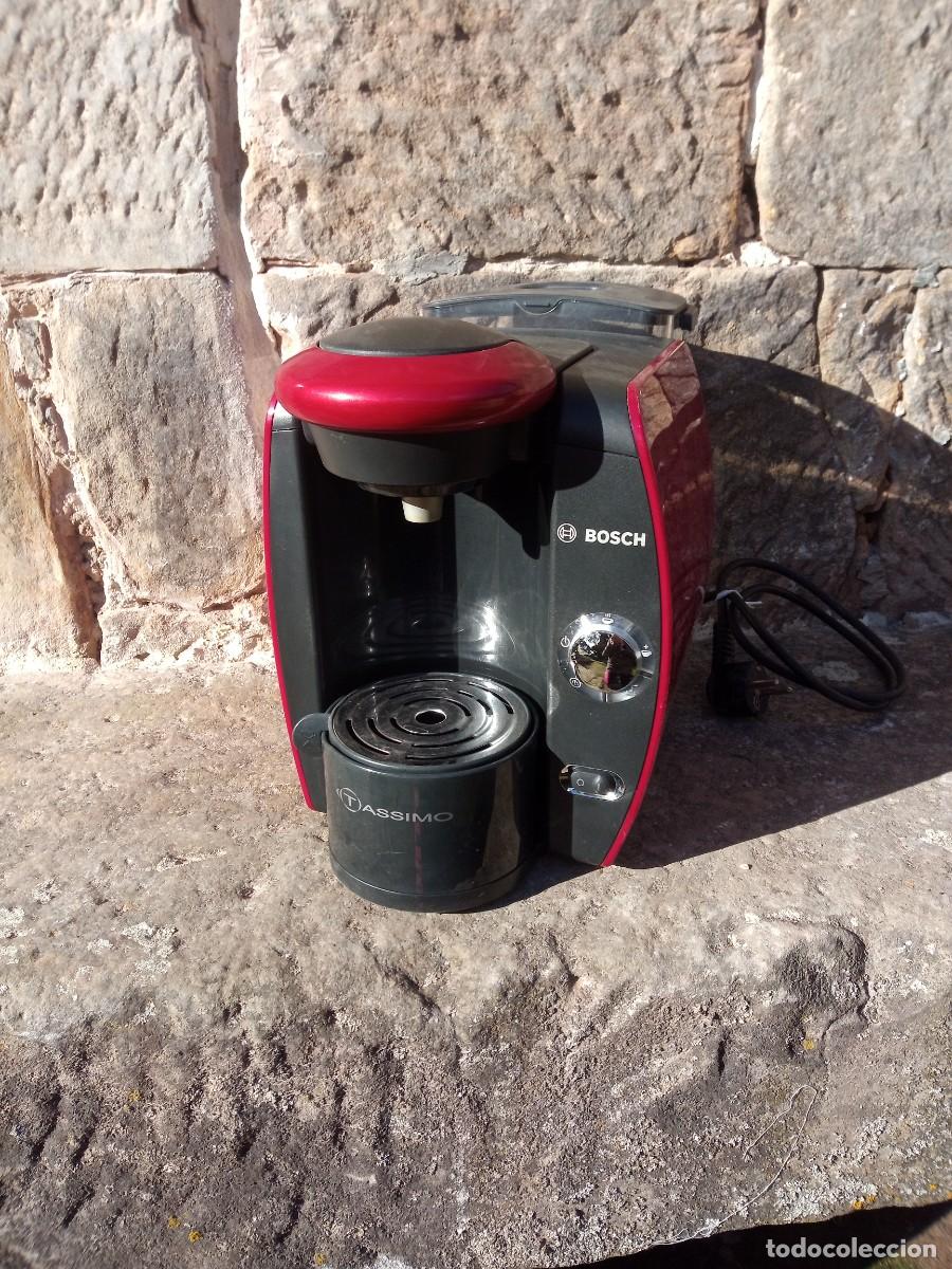 Segunda mano: Cafetera de c&aacute;psulas Bosch Tassimo Roja. Caf&eacute;. Funciona - Foto 2