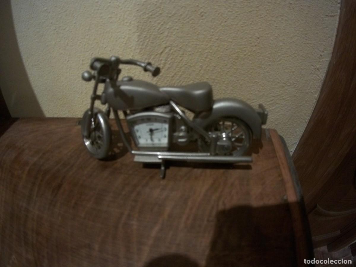 Segunda mano: moto miniatura reloj - Foto 1