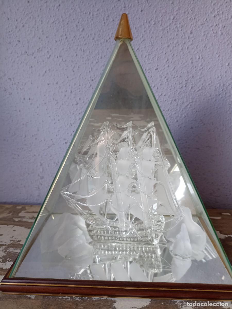 Segunda mano: Barco de cristal en pir&aacute;mide de cristal - Foto 1