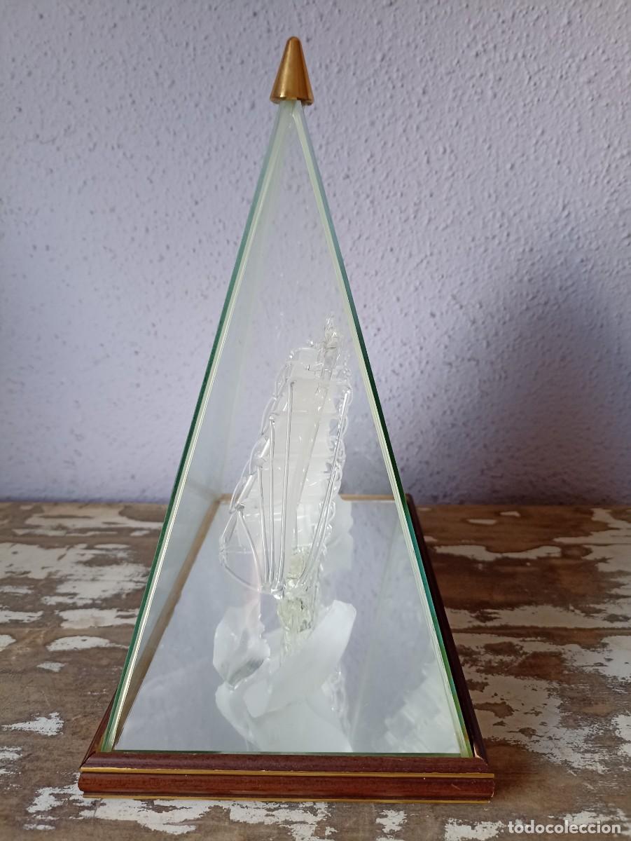 Segunda mano: Barco de cristal en pir&aacute;mide de cristal - Foto 3
