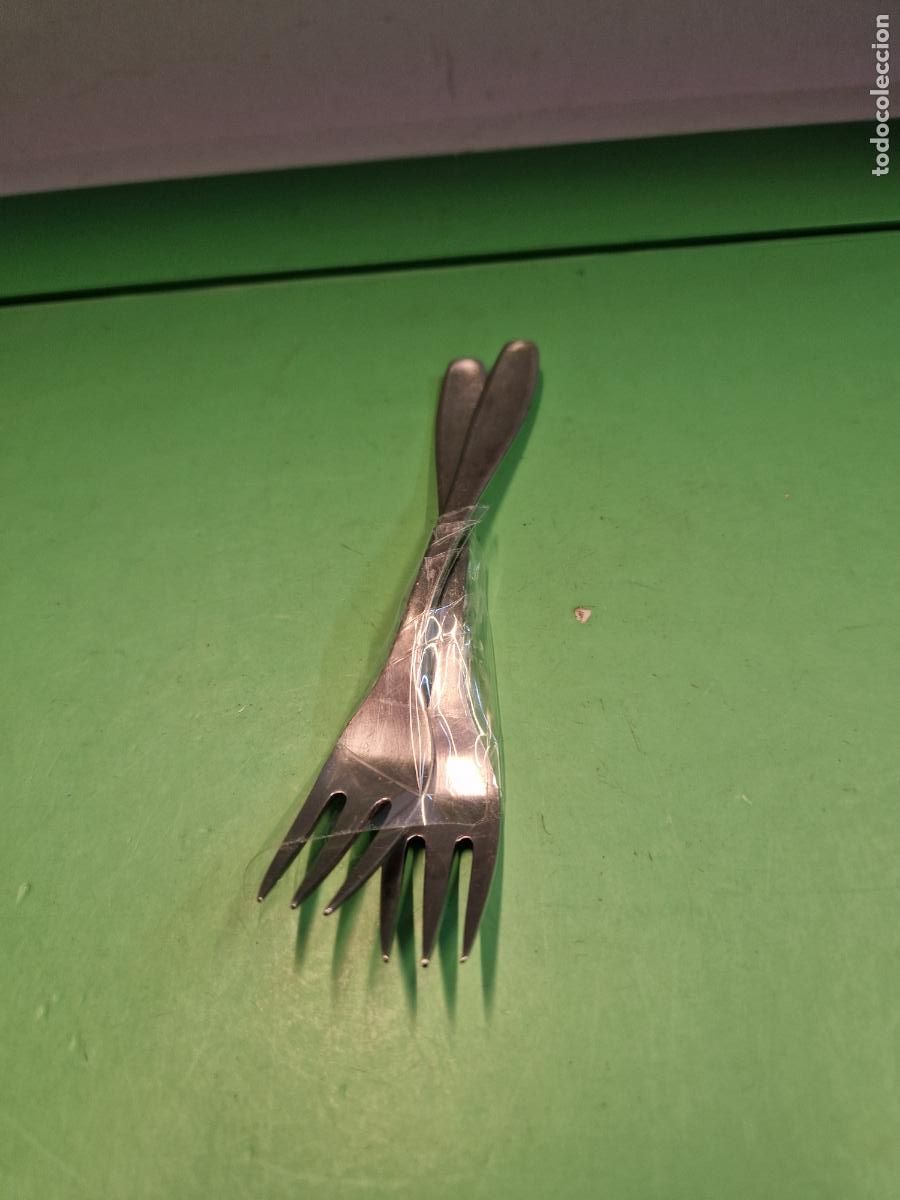 Segunda mano: 2 BONITAS TENEDORES EN METAL PARA POSTRE. - Foto 1