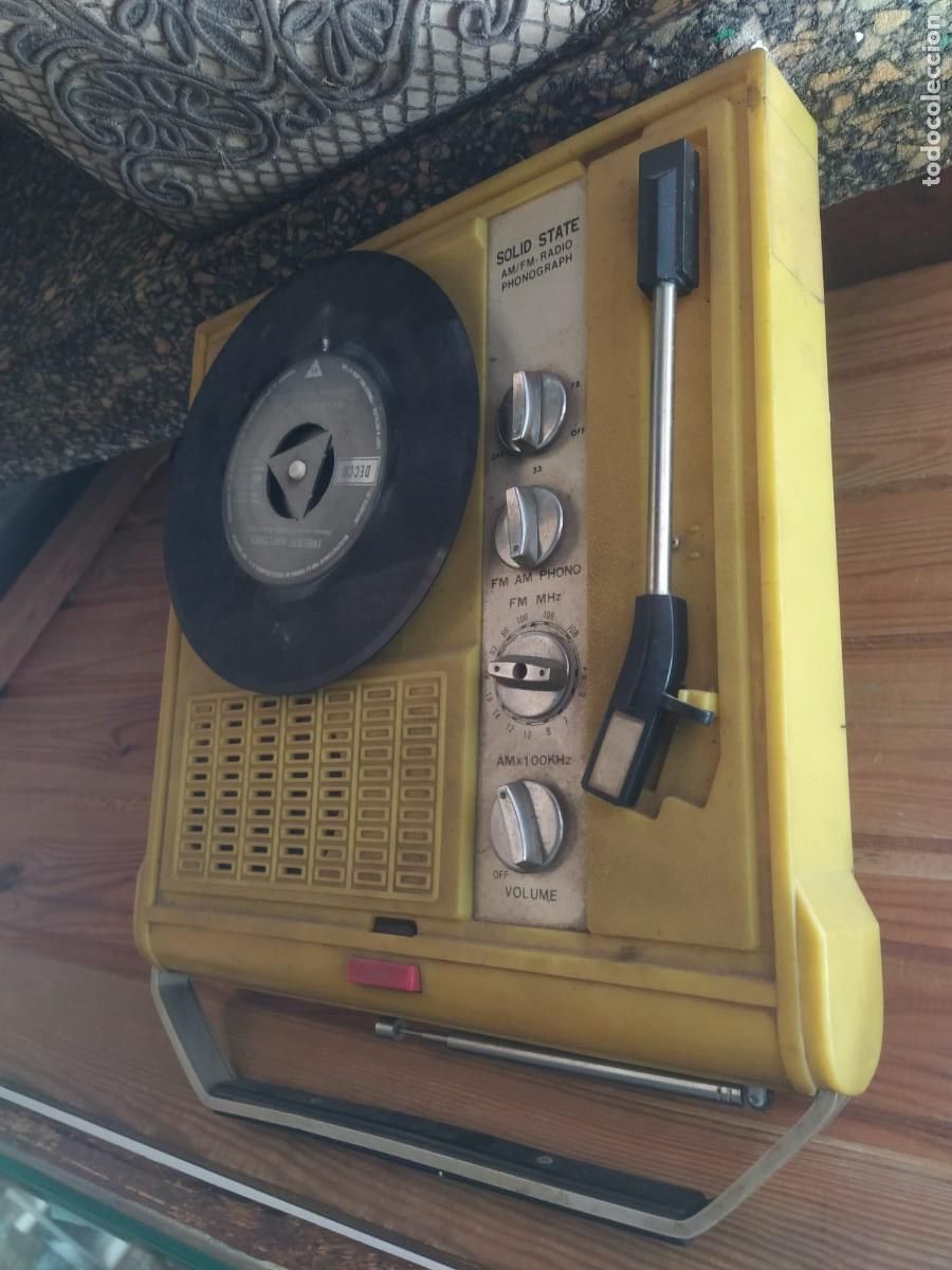 Segunda mano: PHONOGRAPH . Solid State. Tocadiscos port&aacute;til y AM/FM-Radio. - Foto 1