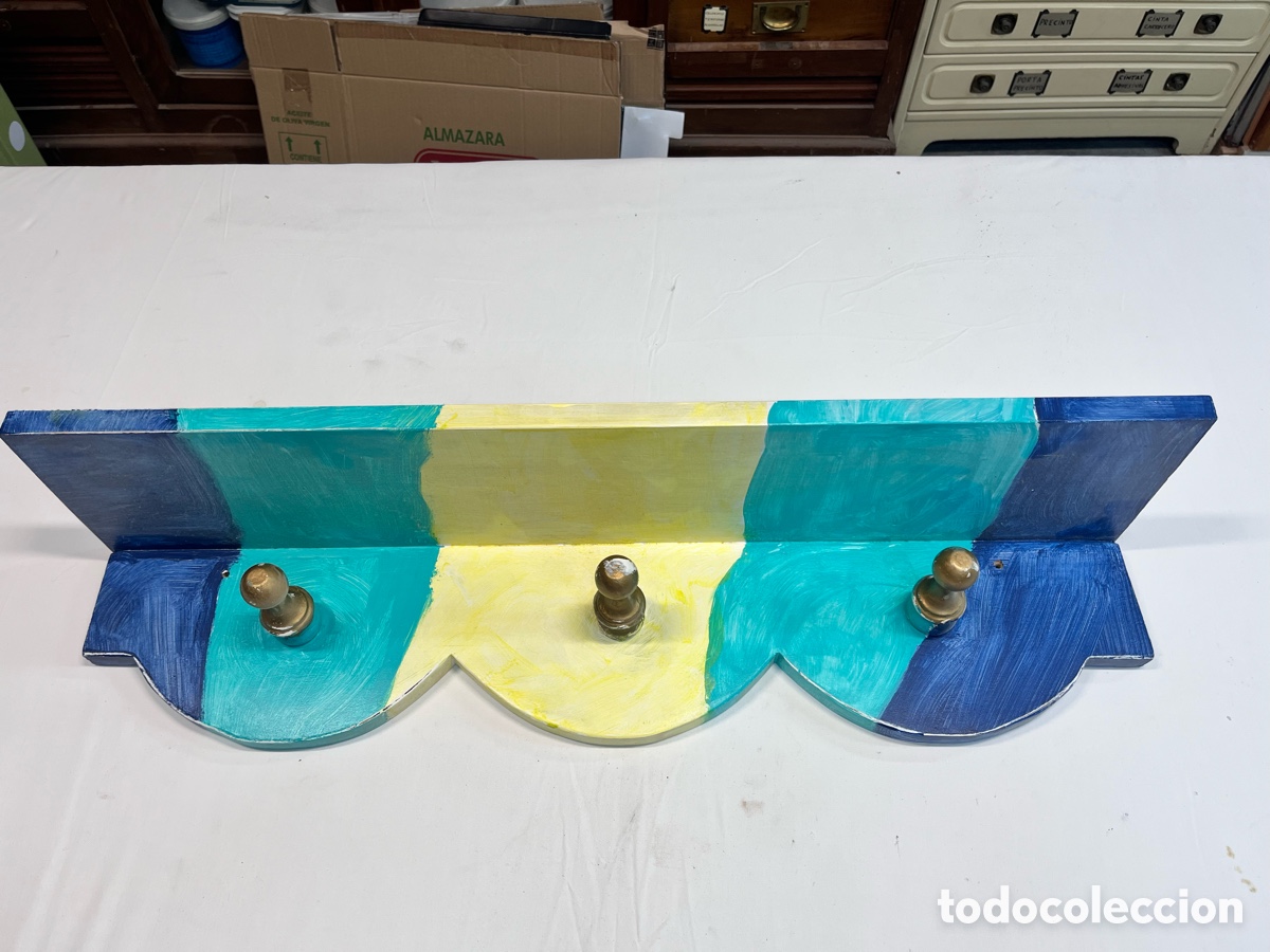 Segunda mano: Perchero de madera para pared pintado 4 colores - Foto 1