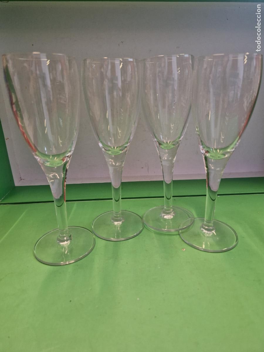 Segunda mano: 4 BONITAS COPAS DE CRISTAL. MEDIDA 18*6CM - Foto 1
