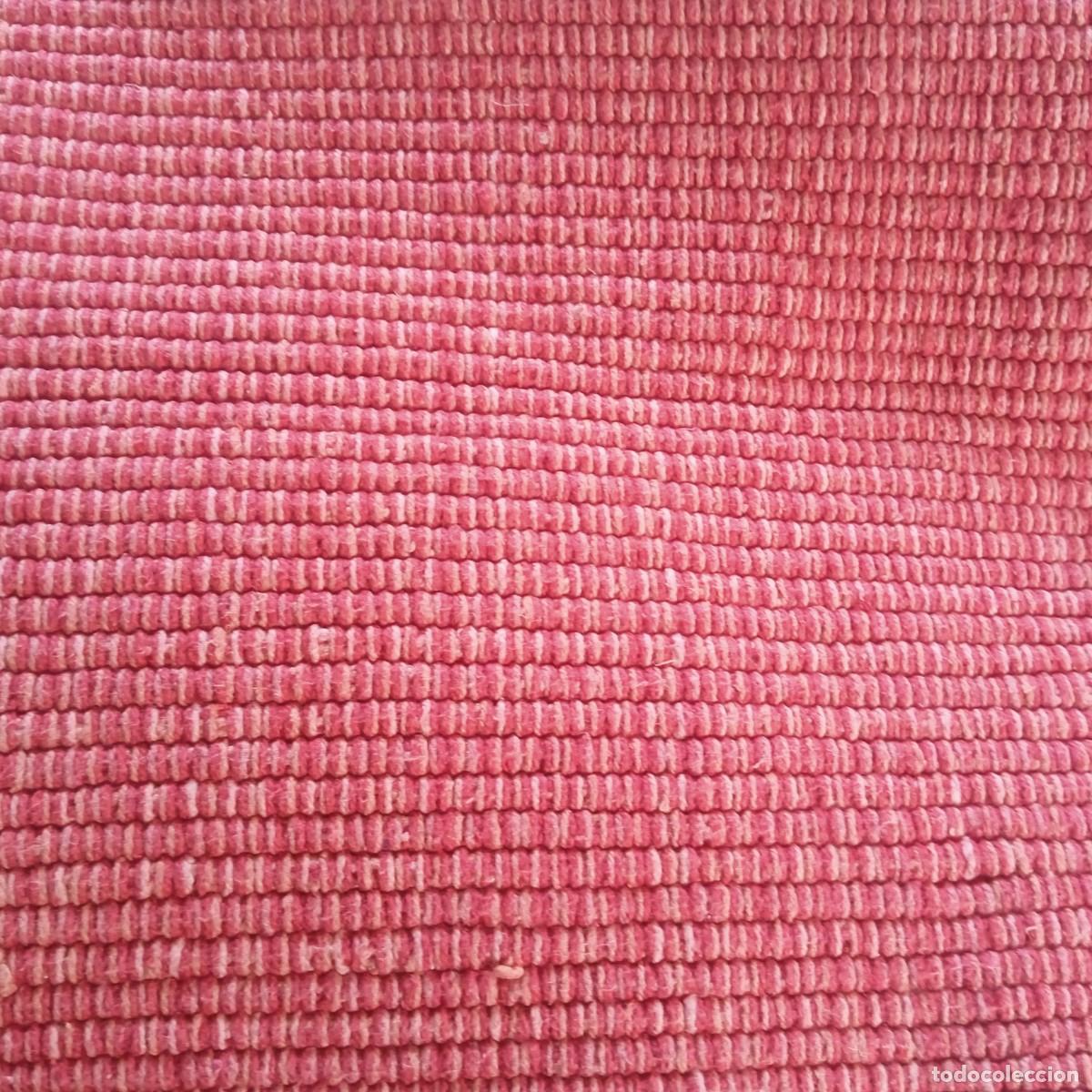 Segunda mano: ALFOMBRA-JARAPA-PIE DE CAMA-COLOR ROJO - Foto 2