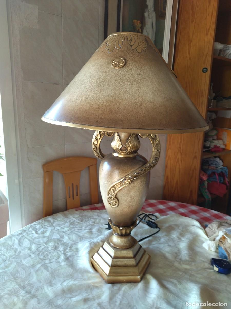 Segunda mano: Lampara de mesa estilo imperio de resina. - Foto 2