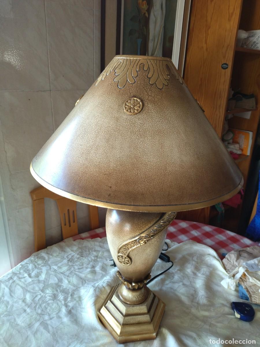 Segunda mano: Lampara de mesa estilo imperio de resina. - Foto 3