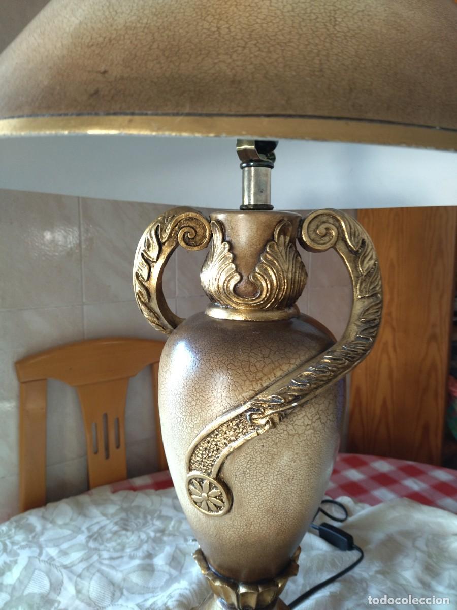 Segunda mano: Lampara de mesa estilo imperio de resina. - Foto 4