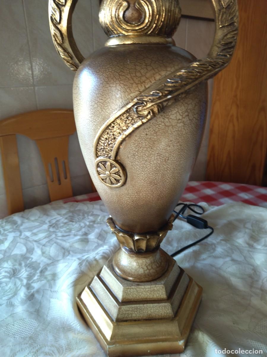 Segunda mano: Lampara de mesa estilo imperio de resina. - Foto 5