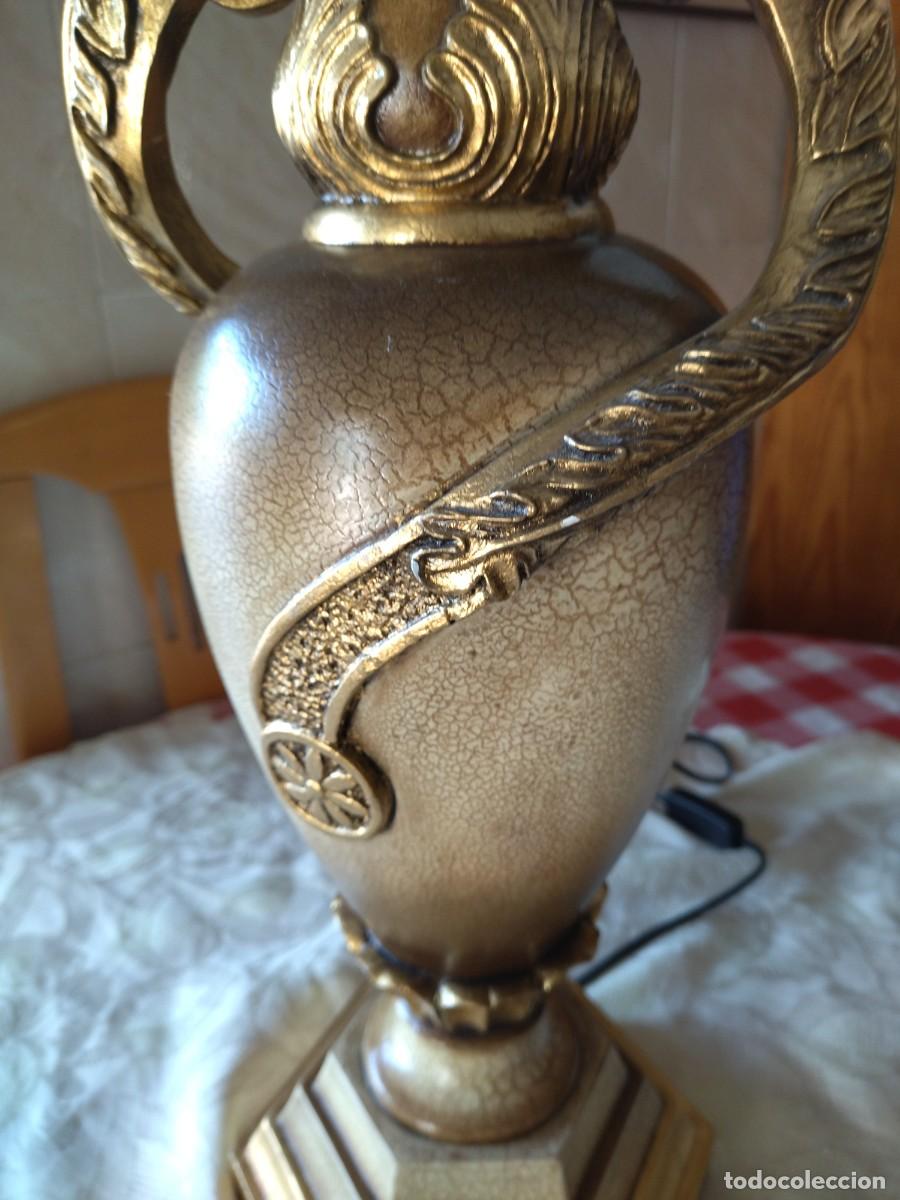 Segunda mano: Lampara de mesa estilo imperio de resina. - Foto 7