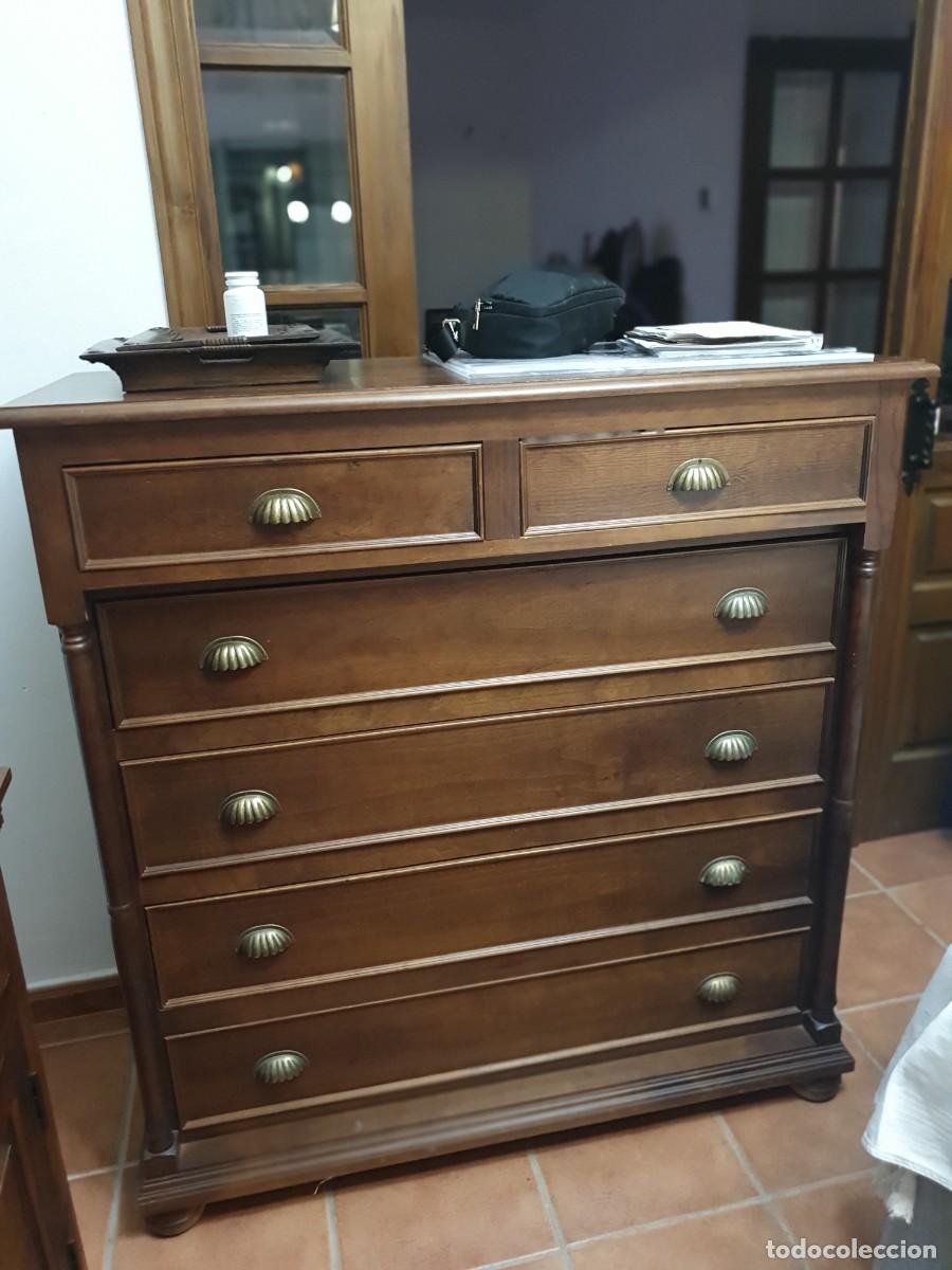 Segunda mano: Chifonier de madera en color nogal. - Foto 1
