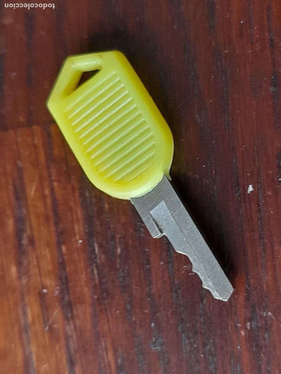 Segunda mano: una llave peque&ntilde;a con cabeza amarilla - Foto 1