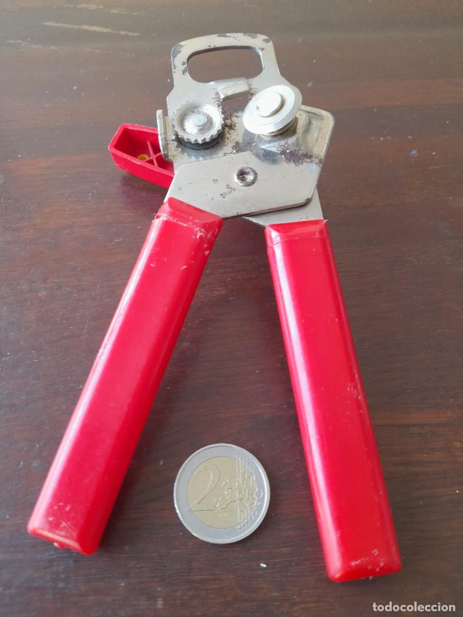 Segunda mano: Abridor de latas de conserva vintage con mango y llave de plastico rojo y amarillo, - Foto 2