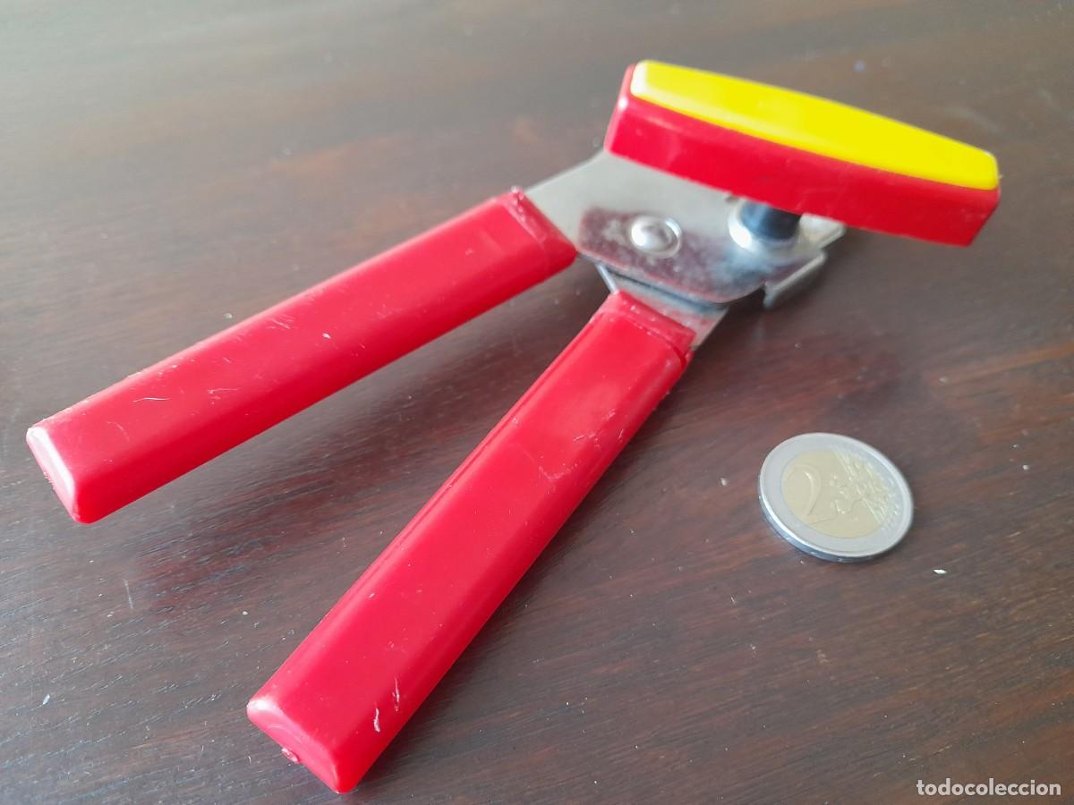 Segunda mano: Abridor de latas de conserva vintage con mango y llave de plastico rojo y amarillo, - Foto 3