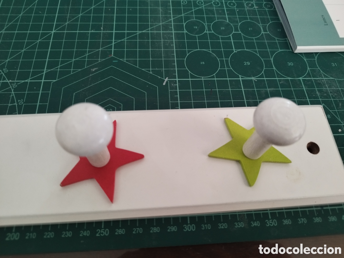 Segunda mano: Perchero infantil 4 perchas estrellas - Foto 3