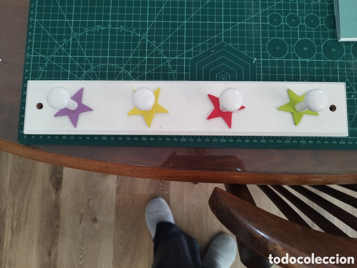 Segunda mano: Perchero infantil 4 perchas estrellas - Foto 1
