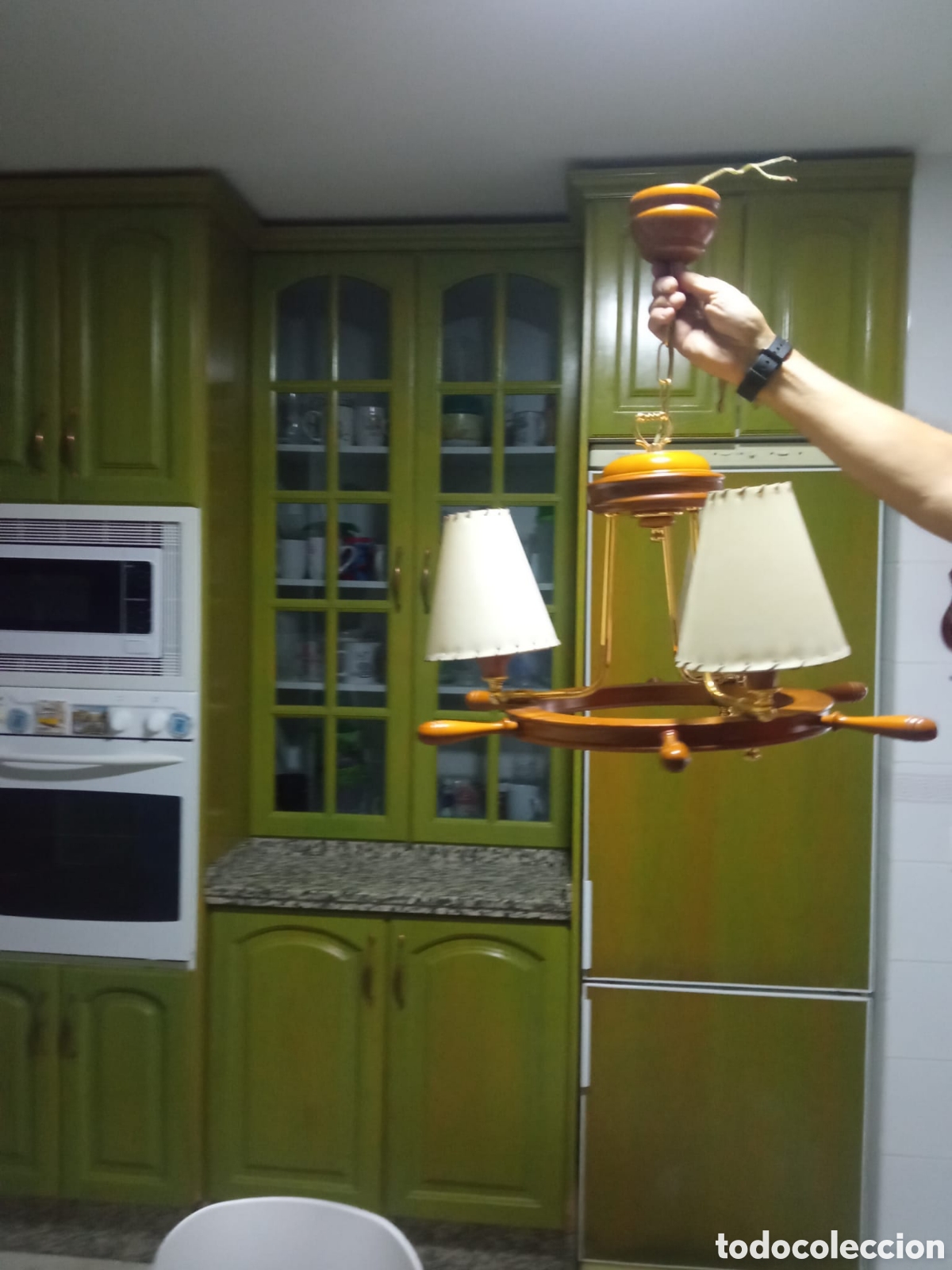 Segunda mano: L&aacute;mpara de techo de madera con forma timon de barco - Foto 3
