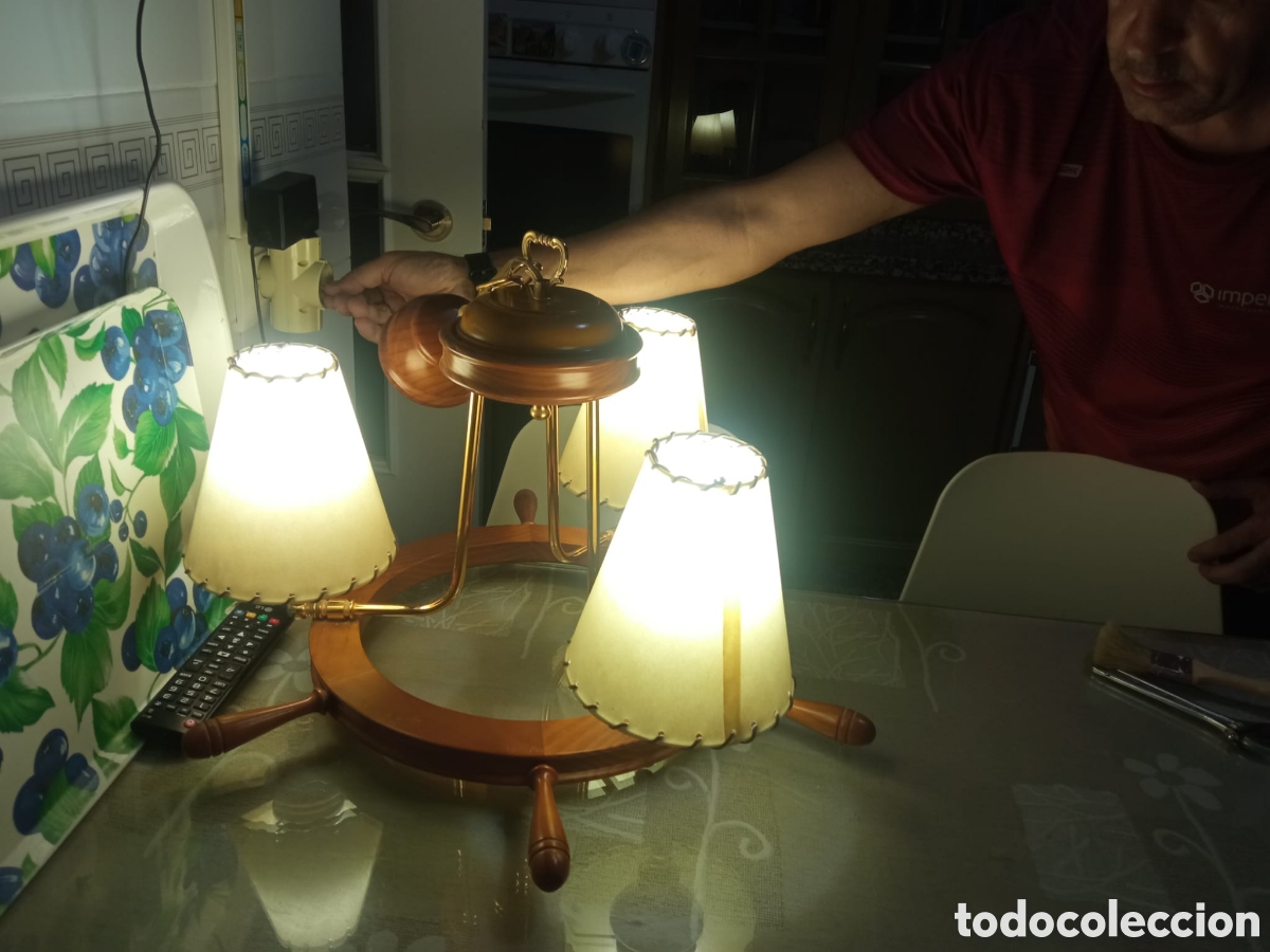 Segunda mano: L&aacute;mpara de techo de madera con forma timon de barco - Foto 1