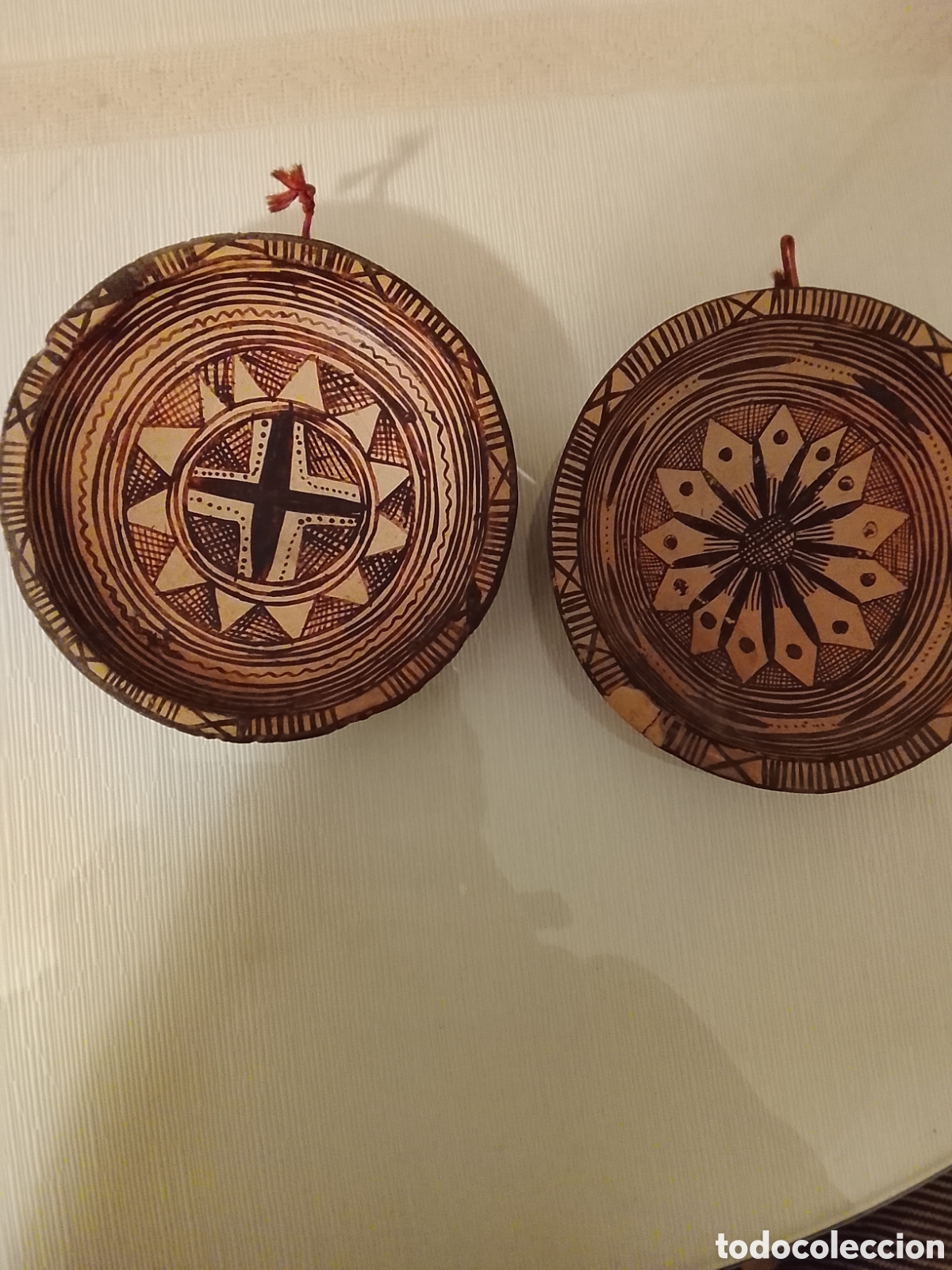 Segunda M&atilde;o: Par de platos antiguos terracota para colgar.