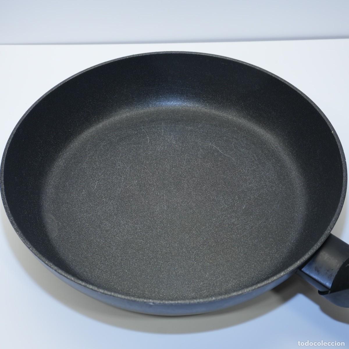 Segunda mano: MENAJE DE COCINA: SARTEN, JARRAS, VASOS... - Foto 2