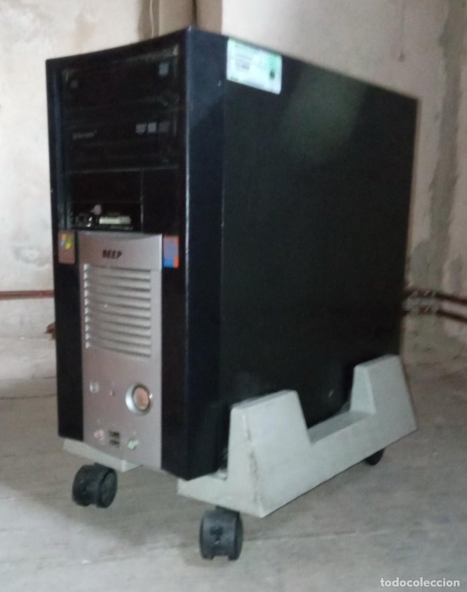 Segunda mano: Soporte con ruedas para PC - Foto 1