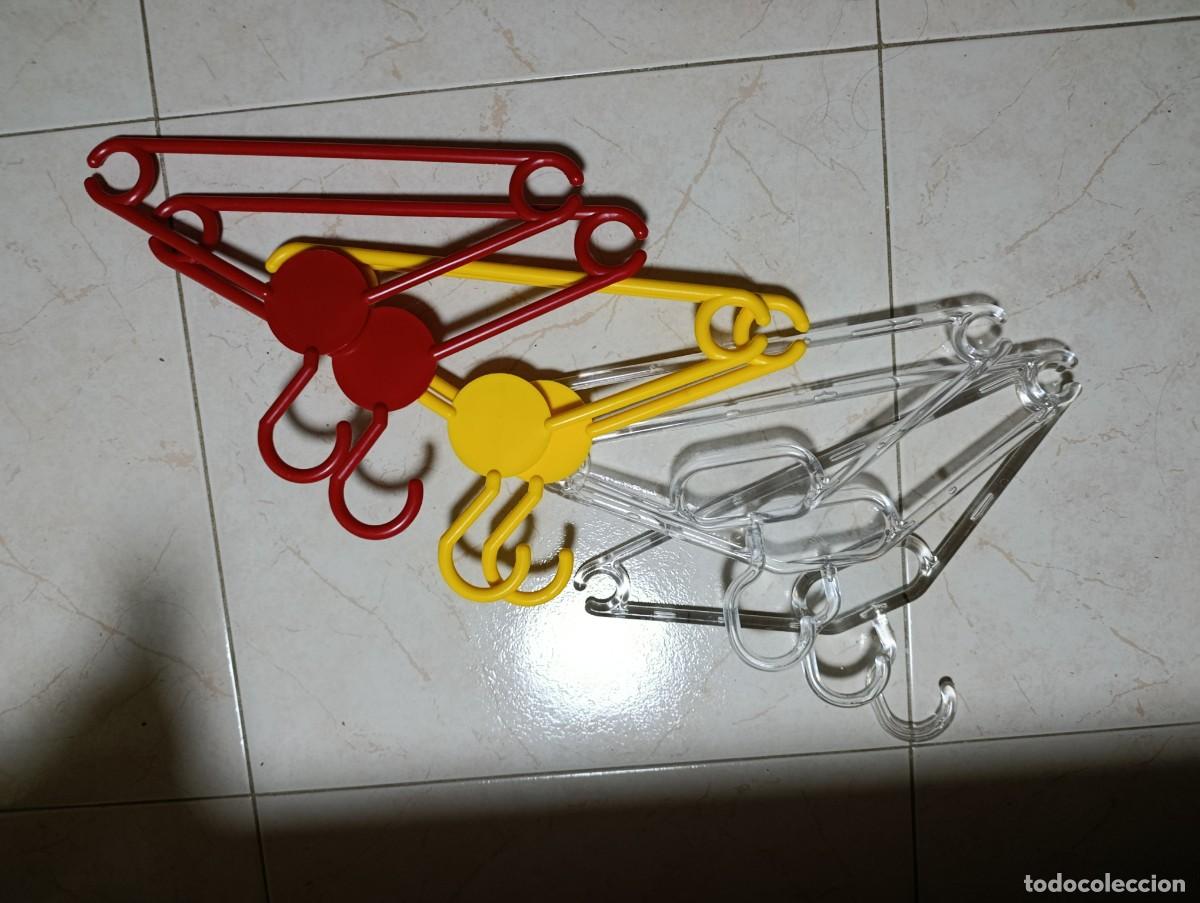 Segunda mano: Perchas infantiles pl&aacute;stico duro - Foto 1