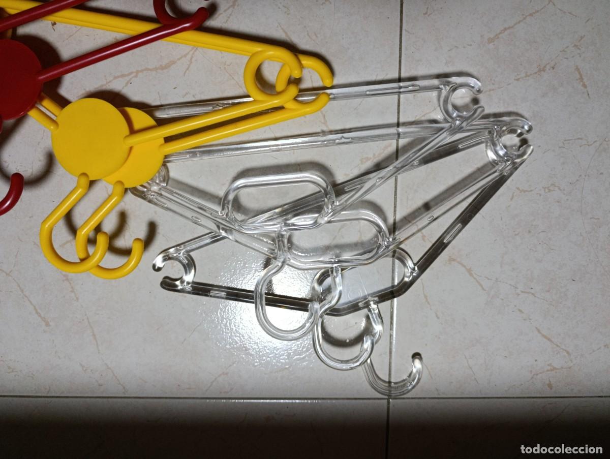 Segunda mano: Perchas infantiles pl&aacute;stico duro - Foto 2