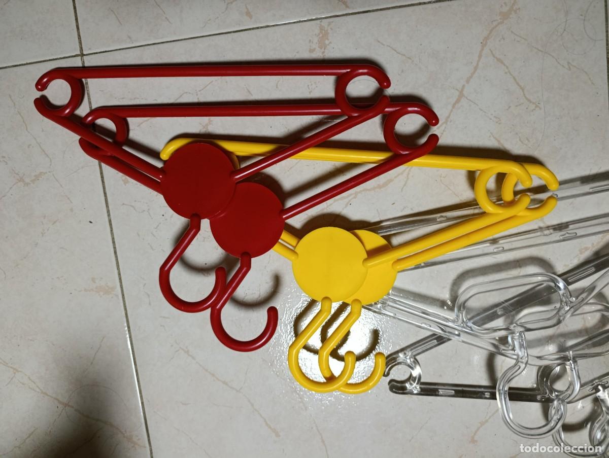 Segunda mano: Perchas infantiles pl&aacute;stico duro - Foto 3