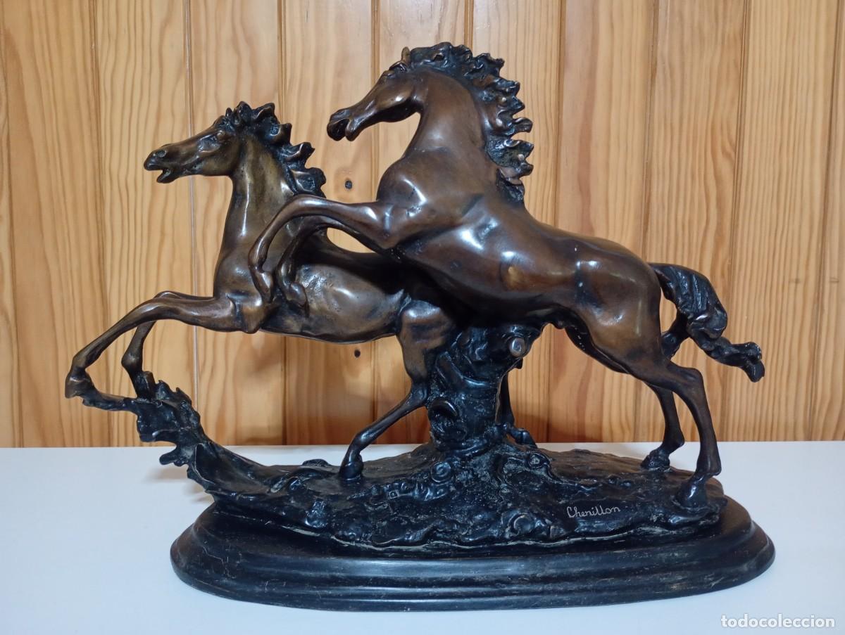 Segunda mano: FIGURA DE BRONCE CON DOS CABALLOS EN MOVIMIENTO - Foto 1