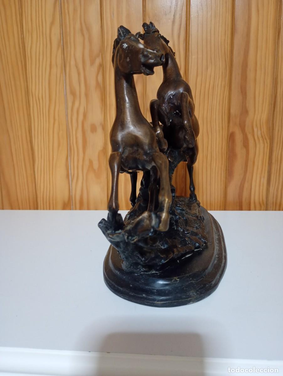 Segunda mano: FIGURA DE BRONCE CON DOS CABALLOS EN MOVIMIENTO - Foto 2