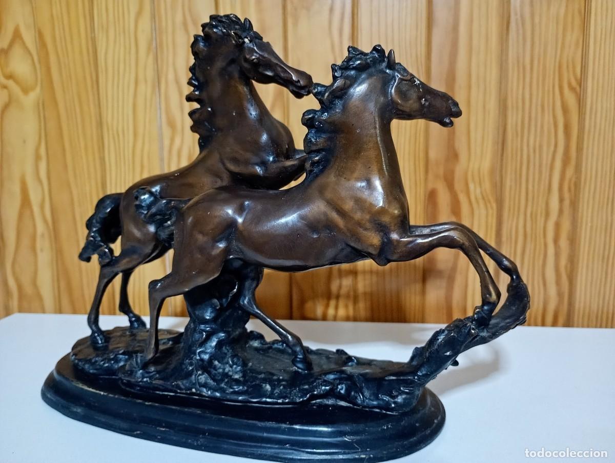 Segunda mano: FIGURA DE BRONCE CON DOS CABALLOS EN MOVIMIENTO - Foto 3