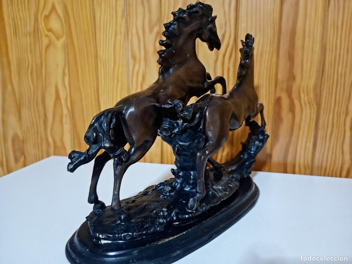 Segunda mano: FIGURA DE BRONCE CON DOS CABALLOS EN MOVIMIENTO - Foto 4
