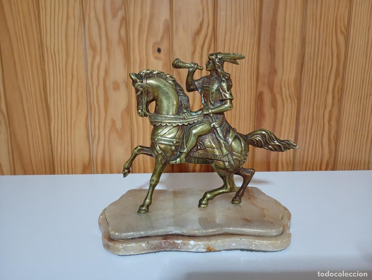 Segunda mano: Caballero medieval en metal con peana - Foto 1