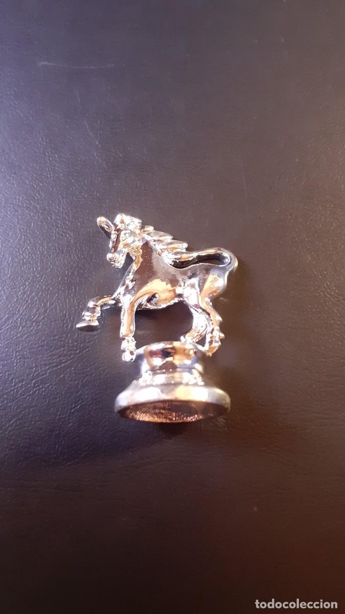 Segunda mano: Peque&ntilde;a Figura de un Caballo en Metal - Foto 1
