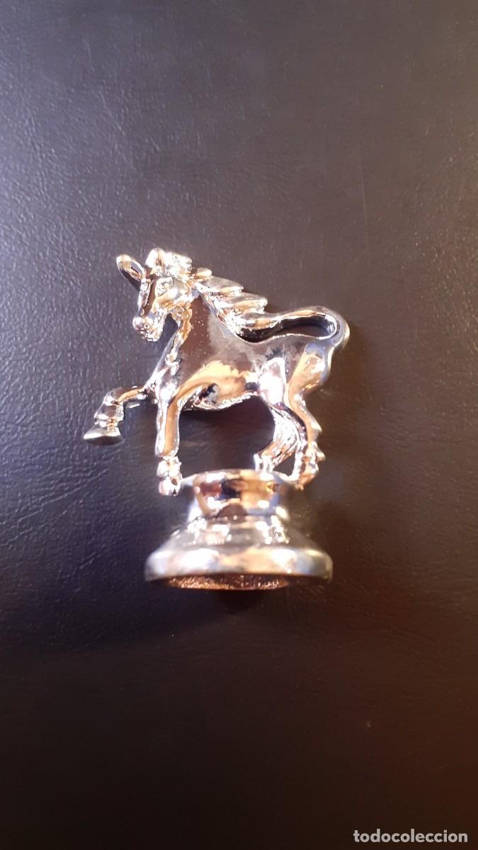 Segunda mano: Peque&ntilde;a Figura de un Caballo en Metal - Foto 2