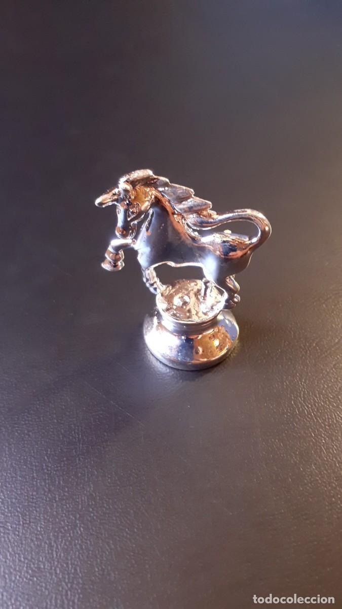 Segunda mano: Peque&ntilde;a Figura de un Caballo en Metal - Foto 3